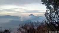 Pada spot ini, pemandangan Gunung Bromo, Gunung Bathok hingga Gunung Semeru terlihat dengan jelas.