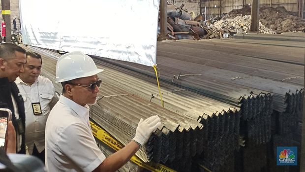 Menteri Perdagangan Zulkifli Hasan saat melakukan ekspose temuan baja tak sesuai SNI di Kawasan Kp Bangkong Reang, Wangunharjo Cikarang Utara, Kabupaten Bekasi, Kamis (26/9/2024). Menteri Perdagangan Zulkifli Hasan saat melakukan ekspose temuan baja tak sesuai SNI di Kawasan Kp Bangkong Reang, Wangunharjo Cikarang Utara, Kabupaten Bekasi, Kamis (26/9/2024). (CNBC Indonesia/Martyasari Rizky)