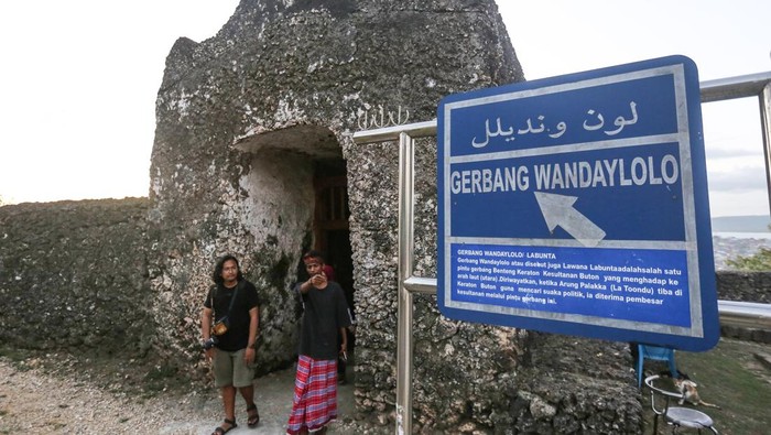 Wsatawan berjalan keluar dari salah satu gerbang di kawasan Benteng Keraton Kesultanan Buton, Kota Baubau, Sulawesi Tenggara, Senin (23/9/2024). Benteng Keraton Kesultanan Buton seluas 23,375 hektare dan keliling benteng sepanjang 2.740 meter tersebut merupakan salah satu objek wisata sejarah yang pernah mendapatkan rekor MURI bersama Guinness Book of World Record pada tahun 2006 sebagai bangunan pertahanan terluas di dunia. ANTARA FOTO/Asprilla Dwi Adha/foc.