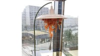 Ini salah satu sampel yang ada di pameran tersebut. Berbentuk lentera yang bagian kap-nya tidak diberi bohlam lampu, tetapi ada untaian panjang, mirip seperti daun berwarna oranye. Foto: soranews24.com