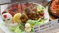 Dalam satu piring putih ini terlihat ada sampel makanan berupa ayam goreng, ayam berbumbu merah, dan sayuran. Lucunya, ada tambahan sampel telur rebus yang dibentuk seperti ayam. Foto: soranews24.com