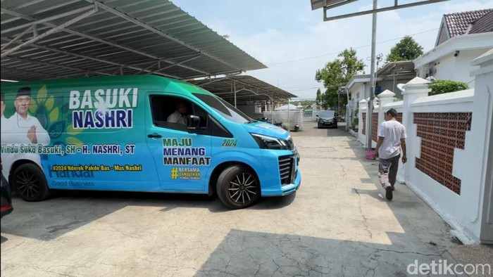 Mobil branding Cabup tampak dikeluarkan dari Rumdin Wabup Kendal, Kamis (26/8/2024) pukul 13.30 WIB.