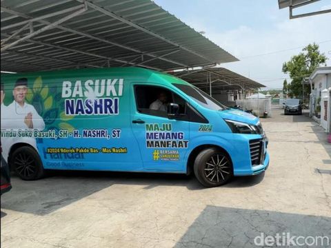 Mobil branding Cabup tampak dikeluarkan dari Rumdin Wabup Kendal, Kamis (26/8/2024) pukul 13.30 WIB.
