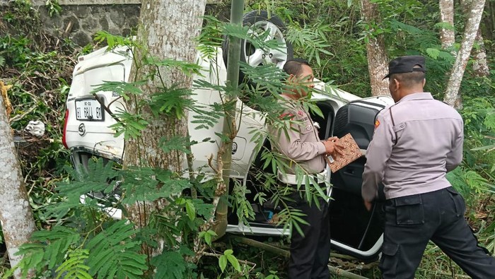 Mobil pengangkut rombongan emak-emak hendak pengajian terguling di wilayah Kapanewon Pakem, Kabupaten Sleman, DIY, Kamis (26/9/2024).