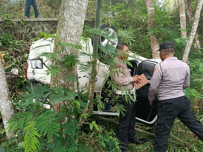 Mobil pengangkut rombongan emak-emak hendak pengajian terguling di wilayah Kapanewon Pakem, Kabupaten Sleman, DIY, Kamis (26/9/2024).