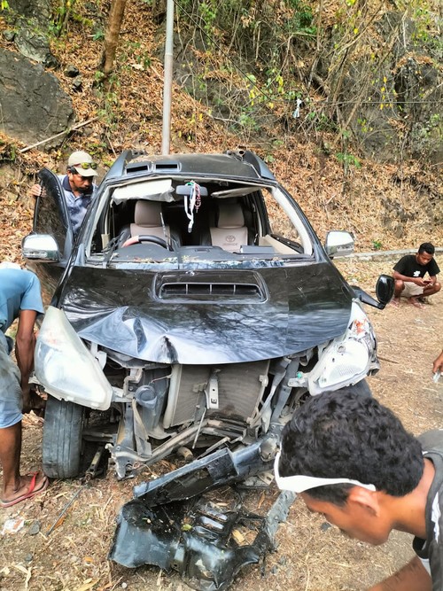 Mobil anggota DPRD Manggarai Barat Servatius Lestinus Gahang rusak berat setelah terguling, Kamis (26/9/2024) siang.