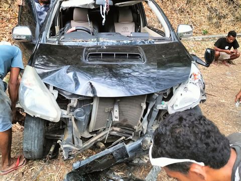 Mobil anggota DPRD Manggarai Barat Servatius Lestinus Gahang rusak berat setelah terguling, Kamis (26/9/2024) siang.