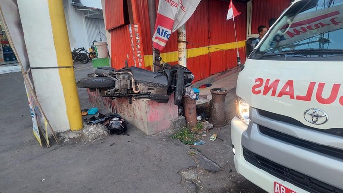 Motor yang menabrak buk di pinggir Jalan Jogja-Wonosari, Kalangan, Baturetno, Banguntapan, Bantul.