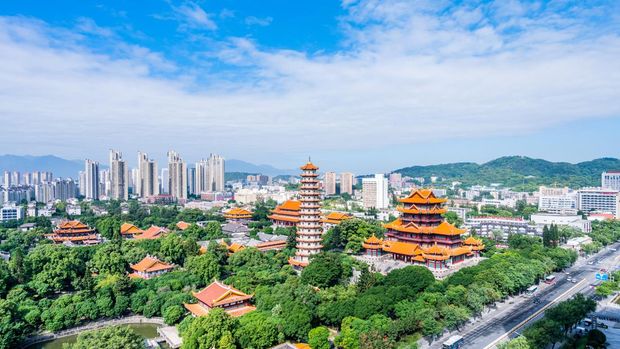 High angle view of Bao'en Pagoda dan Kuil Xichan di Fuzhou, Fujian, China
