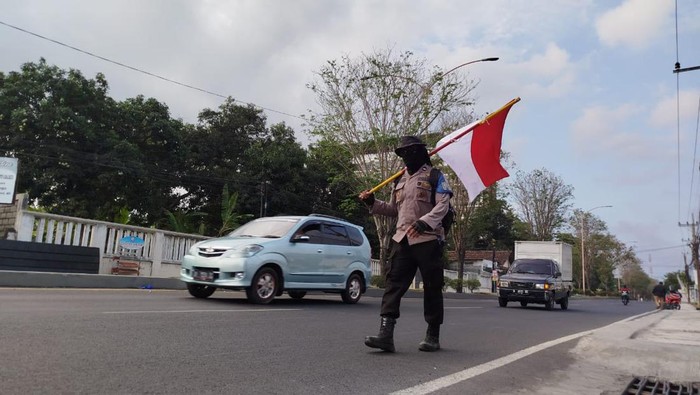 Partika melintas di Jalan Raya Sukowidi, Kelurahan Klatak, Kecamatan Kalipuro, Banyuwangi