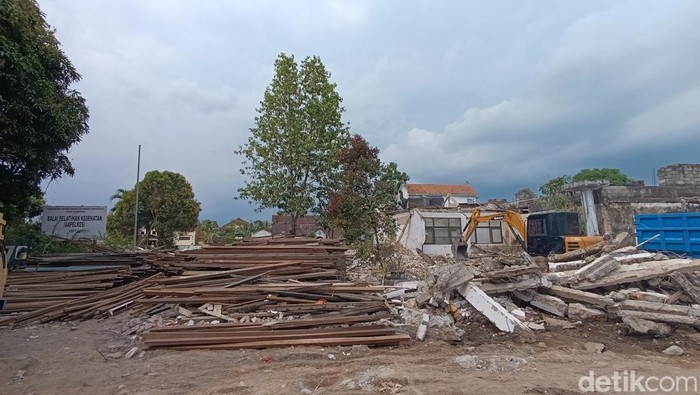 Alat berat mulai merobohkan bangunan lama Balai Pelatihan Kesehatan yang akan menjadi lahan parkir Pasar Induk Godean, Kamis (26/9/2024).