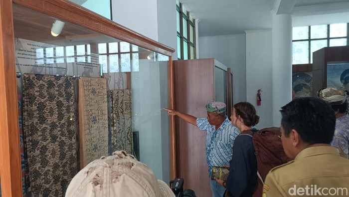 Pecinta seni sejarah asal Ceko saat berkunjung melihat keindahan batik Ciwaringin