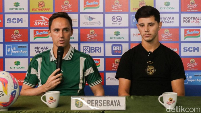 Pelatih Persebaya Paul Munster bersama pemainnya Bruno Moreira