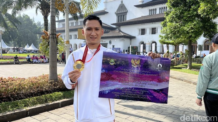 Pembagian uang bonus bagi para atlet difabel di Gedung Sate, Kota Bandung