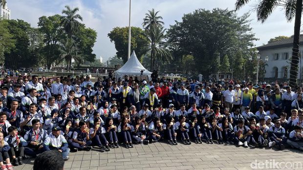 Pembagian uang bonus bagi para atlet difabel di Gedung Sate, Kota Bandung