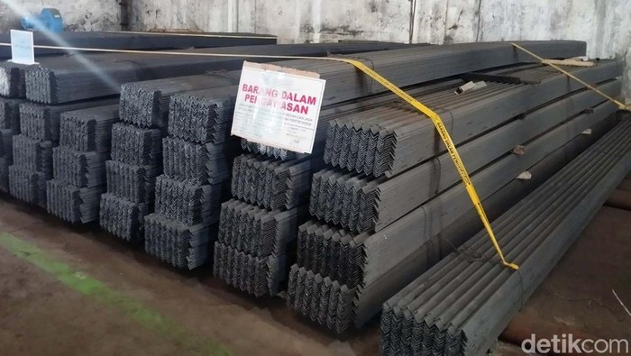 Kementerian perdagangan menyegel 11 ribu ton baja profil siku sama kaki di Cikarang Utara. Baja tersebut tidak mempunyai SNI dan Nomor Pendaftaran Barang (NPB).