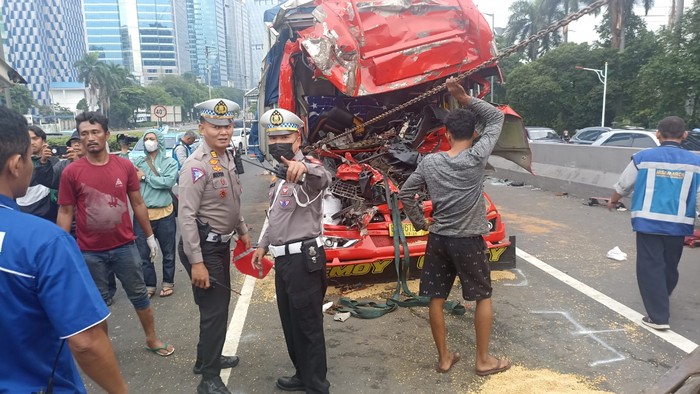 Penampakan truk ringsek akibat kecelakaan di Tol Dalam Kota.