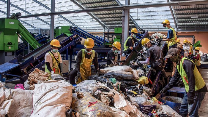 Pengolahan sampah di TPST Sentiong Pekerja memilah sampah di Tempat Pengolahan Sampah Terpadu (TPST) Sentiong, Kota Cimahi, Jawa Barat, Kamis (26/9/2024). TPST Sentiong mampu mengolah 10 hingga 50 ton sampah per hari secara terpadu menggunakan metode maggotisasi serta diolah menjadi bahan bakar alternatif refuse-derived fuel (RDF). ANTARA FOTO/Abdan Syakura/agr/foc.