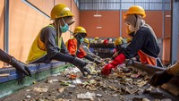 Pekerja memilah sampah di Tempat Pengolahan Sampah Terpadu (TPST) Sentiong, Kota Cimahi, Jawa Barat, Kamis (26/9/2024).