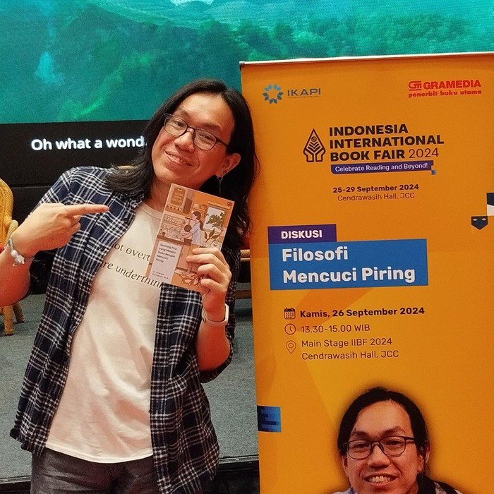 Penulis buku Seorang Pria yang Melalui Duka dengan Mencuci Piring