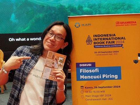 Penulis buku Seorang Pria yang Melalui Duka dengan Mencuci Piring