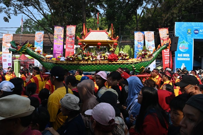 Perayaan Gotong Toapekong begitu menyita perhatian lebih dari 100 ribu warga dari dalam maupun luar Kota Tangerang, hingga mancanegara.