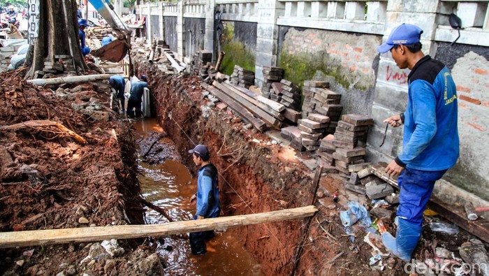 Petugas mengerjakan proyek galian saluran air di Bendungan Hilir (Benhil), Jakarta Pusat. Proyek ini bertujuan mencegah banjir dan genangan saat hujan tiba.