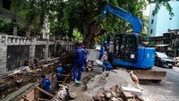 Ekskavator dikerahkan untuk menggali tanah.