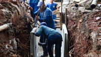 Petugas menata u-ditch di proyek saluran air.