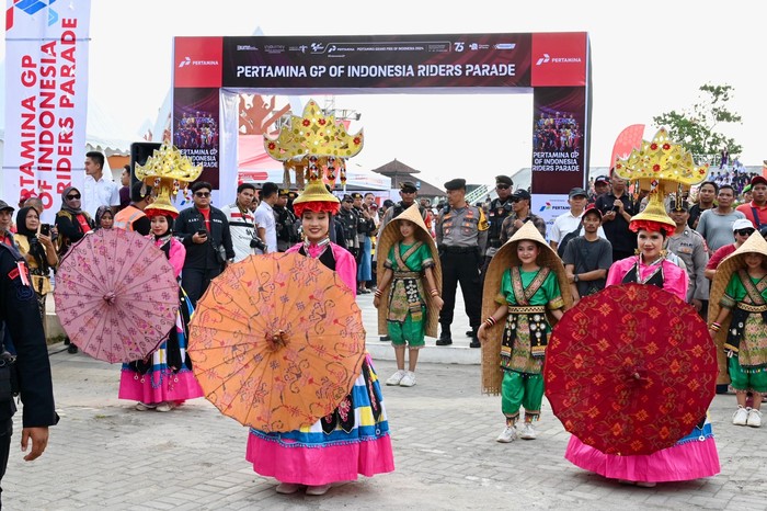 Tepat pukul 16.00 WITA, bendera berkibar sebagai penanda Pertamina Grand Prix Of Indonesia Riders Parade mulai berjalan.