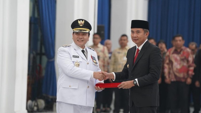 Pj Gubernur Jawa Barat (Jabar) Bey Machmudin melantik Bachril Bakri sebagai Penjabat (Pj) Bupati Bogor. (Dok. istimewa)