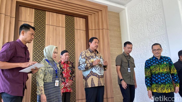 Pj Gubernur Jawa Tengah Nana Sudjana saat melakukan sesi doorstop di Hotel Patrajasa, Wonotingal, Kecamatan Candisari, Kota Semarang, Kamis (26/9/2024).