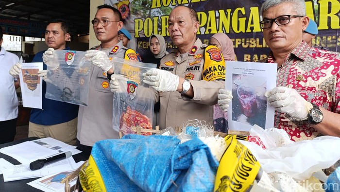 Polisi menunjukkan barang bukti pembuangan bayi di Pangandaran