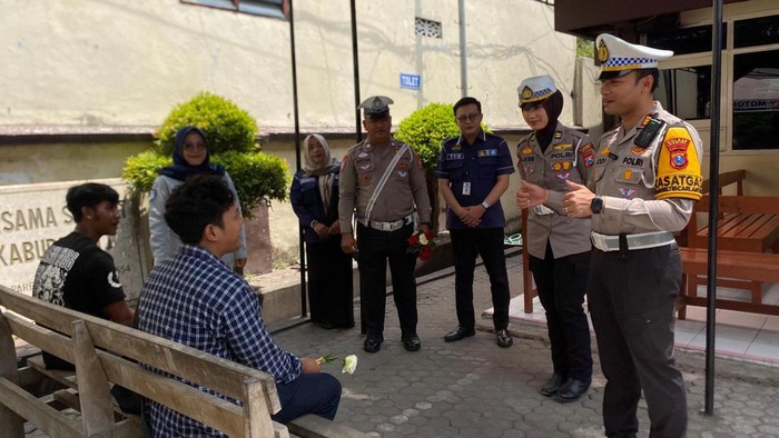 Polres Kediri Kota bagi-bagi bunga dan cokelat di Samsat