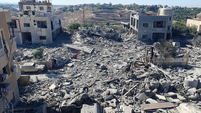 Porak-poranda Lebanon Dibombardir Israel The rubble of destroyed buildings lies at the site of Israeli strikes in Saksakiyeh, southern Lebanon September 26, 2024. REUTERS/Ali Hankir