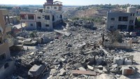 Aksi saling serang kemudian terjadi. Fokus serangan-serangan militer Israel pun bergeser tajam dari Gaza ke Lebanon. Akibatnya sejumlah wilayah di Lebanon hancur, terlihat seperti yang terjadi di Gaza. (REUTERS/Ali Hankir)