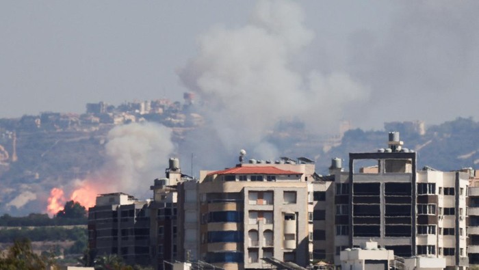 Porak-poranda Lebanon Dibombardir Israel Smoke billows over southern Lebanon following an Israeli strike, amid ongoing cross-border hostilities between Hezbollah and Israeli forces, as seen from Tyre, Lebanon September 26, 2024. REUTERS/Amr Abdallah Dalsh