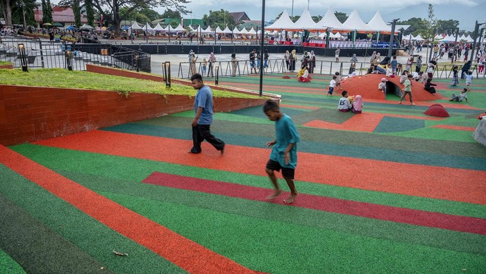 Sejumlah anak bermain di kawasan Ruang Terbuka Hijau (RTH) Vatulemo di Palu, Sulawesi Tengah, Kamis (26/9/2024). Kawasan dengan sejumlah fasilitas publik dan olahraga itu dibuka kembali untuk masyarakat umum setelah sempat ditutup lebih dari setahun karena proyek revitalisasi yang menelan dana hampir Rp10 miliar. ANTARA FOTO/Basri Marzuki/nym.
