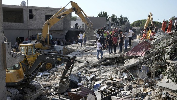 Potret Kerusakan di Lebanon Imbas Serangan Israel, Bak di Gaza Emergency workers search for survivors at the scene of an Israeli airstrike in the town of Maisara, north of Beirut, Wednesday, Sept. 25, 2024. (AP Photo/Bilal Hussein)