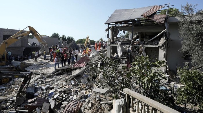 Emergency workers search for survivors at the scene of an Israeli airstrike in the town of Maisara, north of Beirut, Wednesday, Sept. 25, 2024. (AP Photo/Bilal Hussein)
