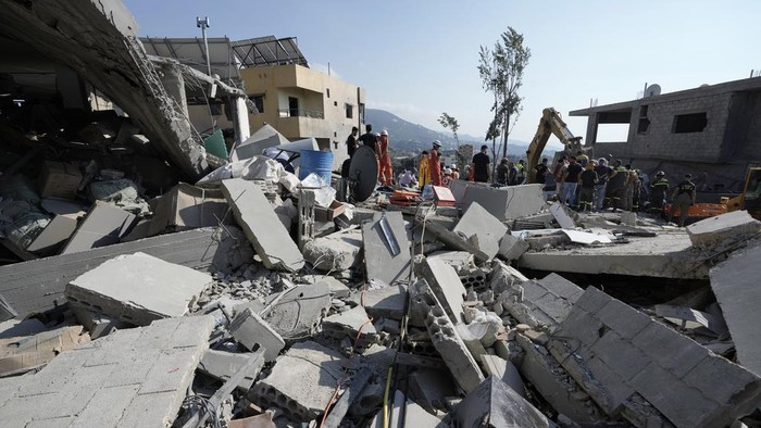 Emergency workers search for survivors at the scene of an Israeli airstrike in the town of Maisara, north of Beirut, Wednesday, Sept. 25, 2024. (AP Photo/Bilal Hussein)