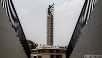 Monumen yang berlokasi di tengah-tengah Taman Lapangan Banteng tingginya menjulang mencapai ±35 meter. Patung di puncak monumen dikerjakan oleh Edhi Sunarso dan tim Sanggar Keluarga Arca Yogyakarta (Trisno, Askabul, Sarpomo, Mon Mujiman, Suwandi, dan Suwardi), sementara arsitektur monumen dirancang oleh Friedrich Silaban.  