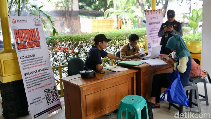 Potret Rekrutmen Panwascam Pilkada 2024 Petugas Bawaslu membuka pendaftaraΒ Panitia Pengawas Pemilu Kecamatan atau Panwaslu Kecamatan (Panwascam) di Kecamatan Tanah Abang, Jakarta, Kamis (28/9/2024).