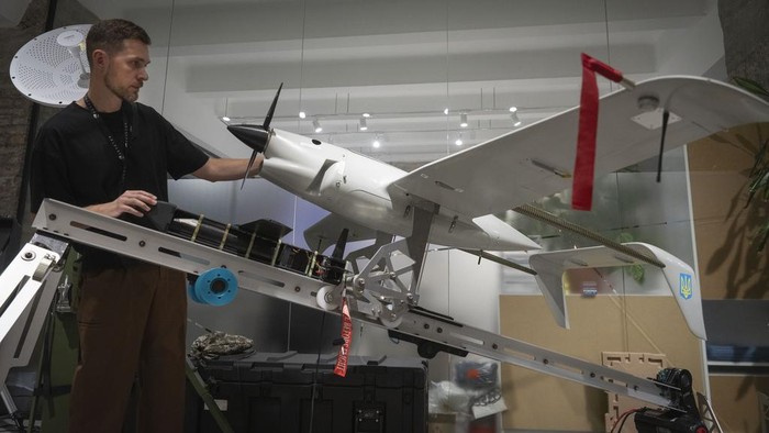 Produksi Drone Tempur Ukraina Berkembang Pesat, di Sini Pabriknya Workers assemble Raybird long-range surveillance drones at the Skyeton drone-manufacturing hub in the Kyiv region, Ukraine, Wednesday, Sept. 25, 2024. (AP Photo/Efrem Lukatsky)