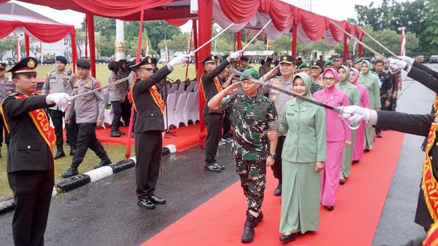 Prosesi pelepasan dan apel. (Dok Humas Polda Riau)