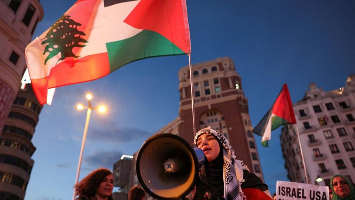 Demonstrators gather to protest the escalation of conflict between Israel and Hezbollah and to call for an end to military operations in the Gaza Strip and the Israeli-occupied West Bank, in Madrid, Spain, September 25, 2024. REUTERS/Violeta Santos Moura