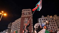 Mereka juga memprotes eskalasi konflik yang meluas antara Israel dan Hizbullah di Lebanon.  