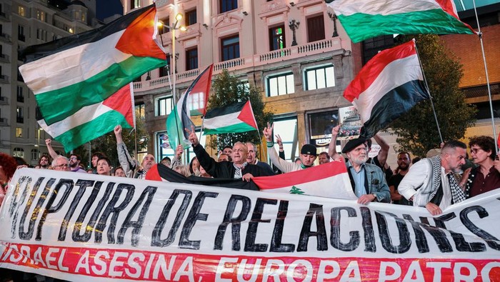 Protes Israel, Warga Kibarkan Bendera Palestina di Kota Madrid Demonstrators gather to protest the escalation of conflict between Israel and Hezbollah and to call for an end to military operations in the Gaza Strip and the Israeli-occupied West Bank, in Madrid, Spain, September 25, 2024. REUTERS/Violeta Santos Moura