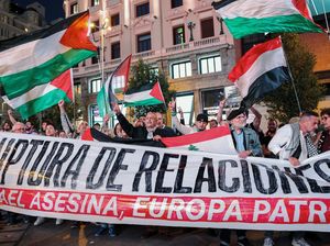 Protes Israel, Warga Kibarkan Bendera Palestina di Kota Madrid