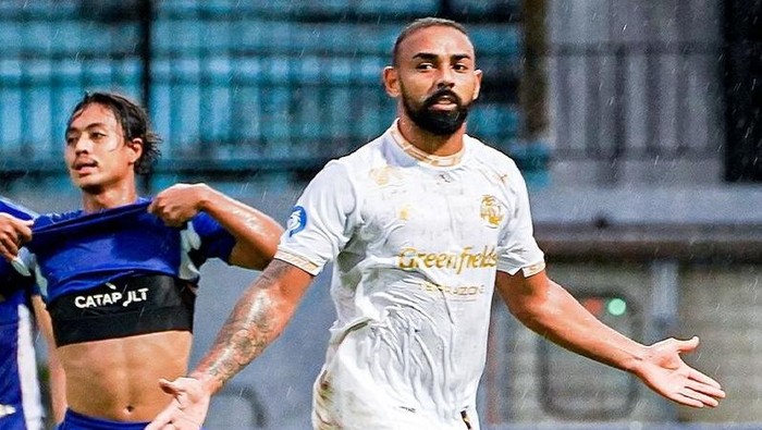 Selebrasi pemain Arema FC, Dalberto usai mencetak brace ke gawang PSIS, Kamis (26/9/2024).